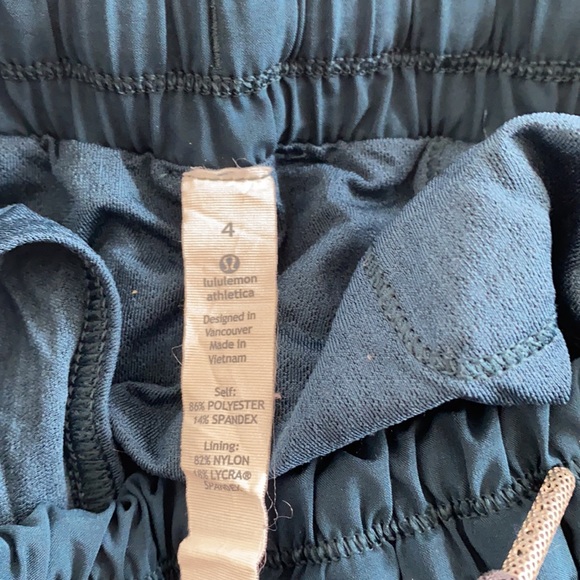 Lululemon sz 4 seek the heat short - Picture 6 of 6